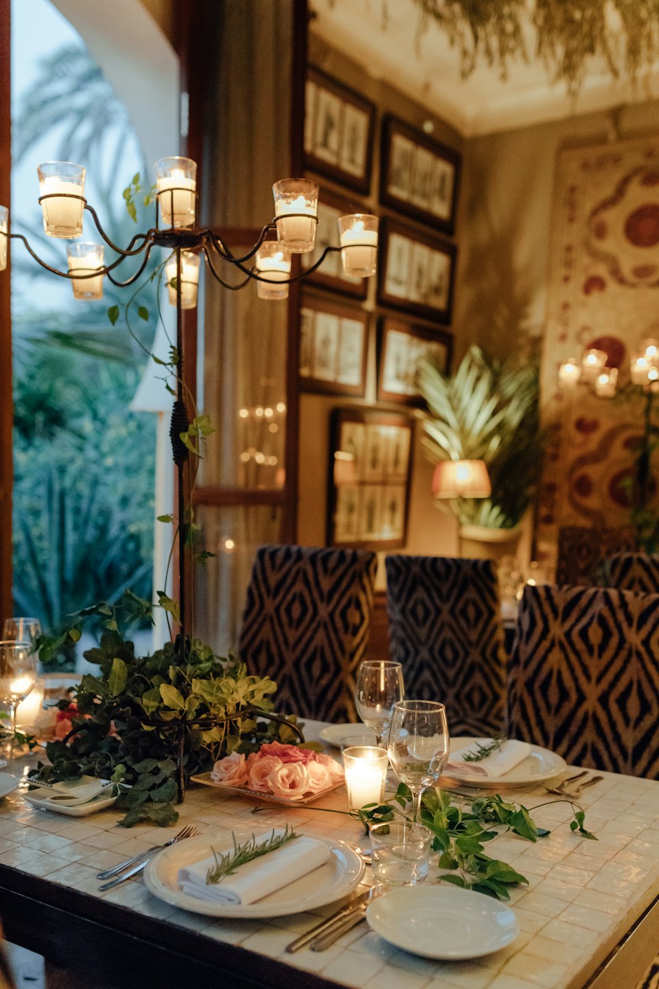 Elegante tavolo da pranzo apparecchiato con fiori e candele per un'occasione speciale.